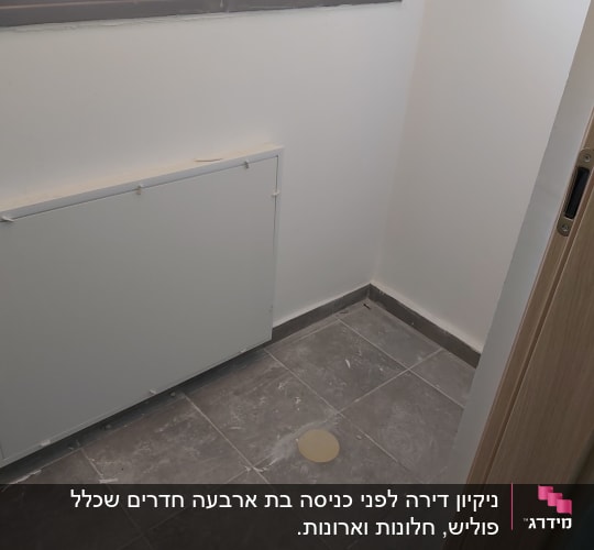 רצפה מלוכלכת עם כתמי צבע ולכלוך
